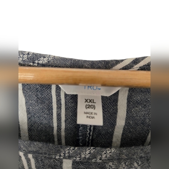 Lot Of 2 Striped Women's Top Size XXL EUC - Picture 6 of 6